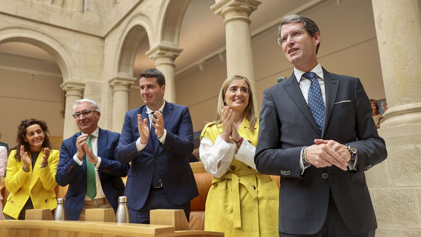 Los diputados del PP aplauden a Gonzalo Capellán tras ser elegido presidente del Gobierno de La Rioja. (EFE/Raquel Manzanares)