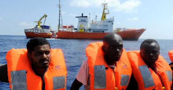 Foto: Inmigrantes rescatados por el Aquarius en el Mediterráneo, frente a la costa libia. (Reuters)