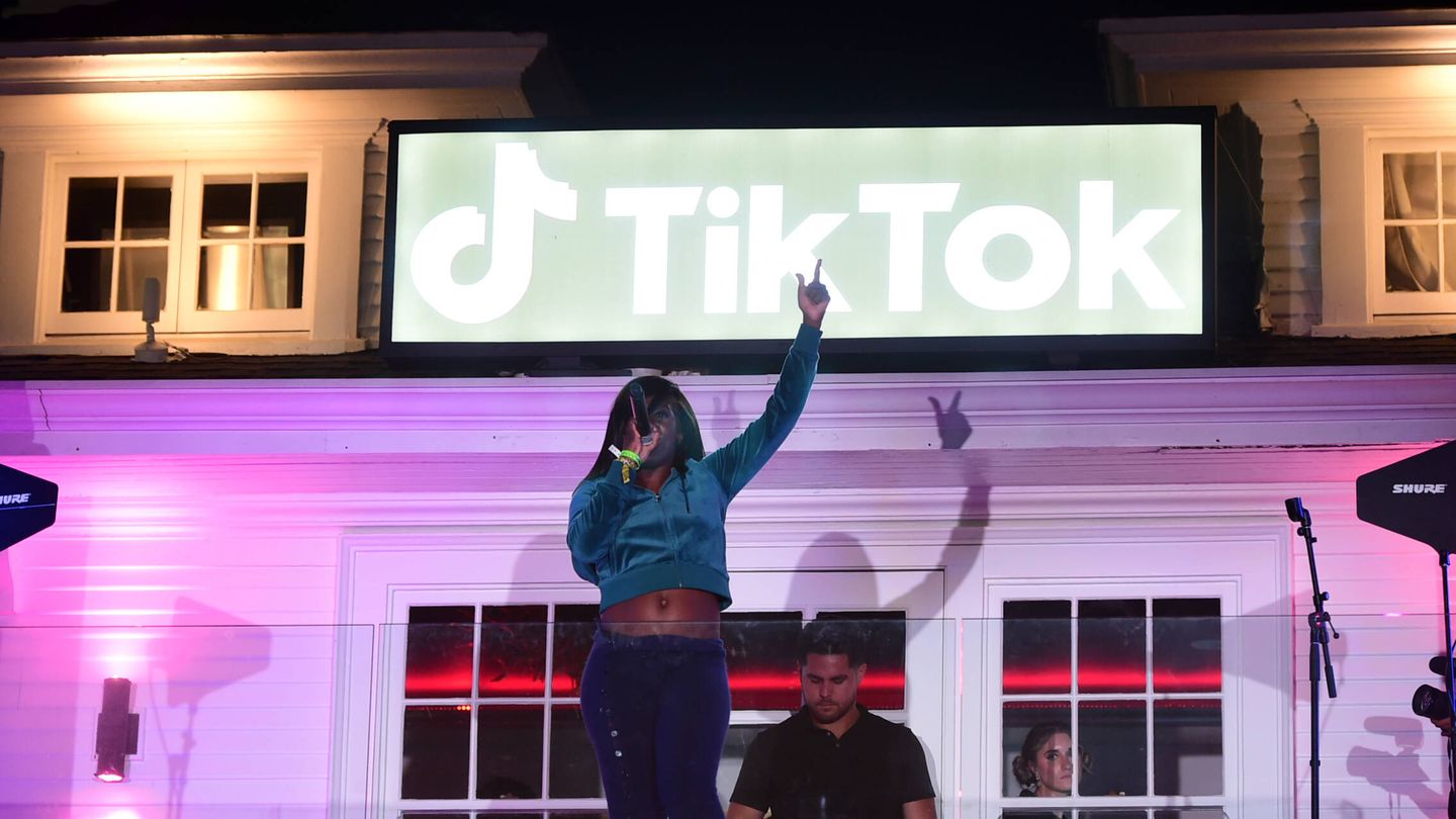 La cantante Doechii, que se hizo famosa por un viral en TikTok, durante un evento de la red social. (Getty/Vivien Killilea)