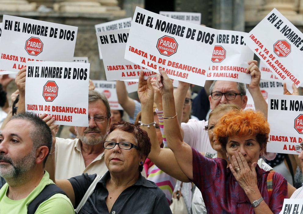 Foto: Un grupo de manifestantes pide que se paren las ejecuciones hipotecarias (EFE)