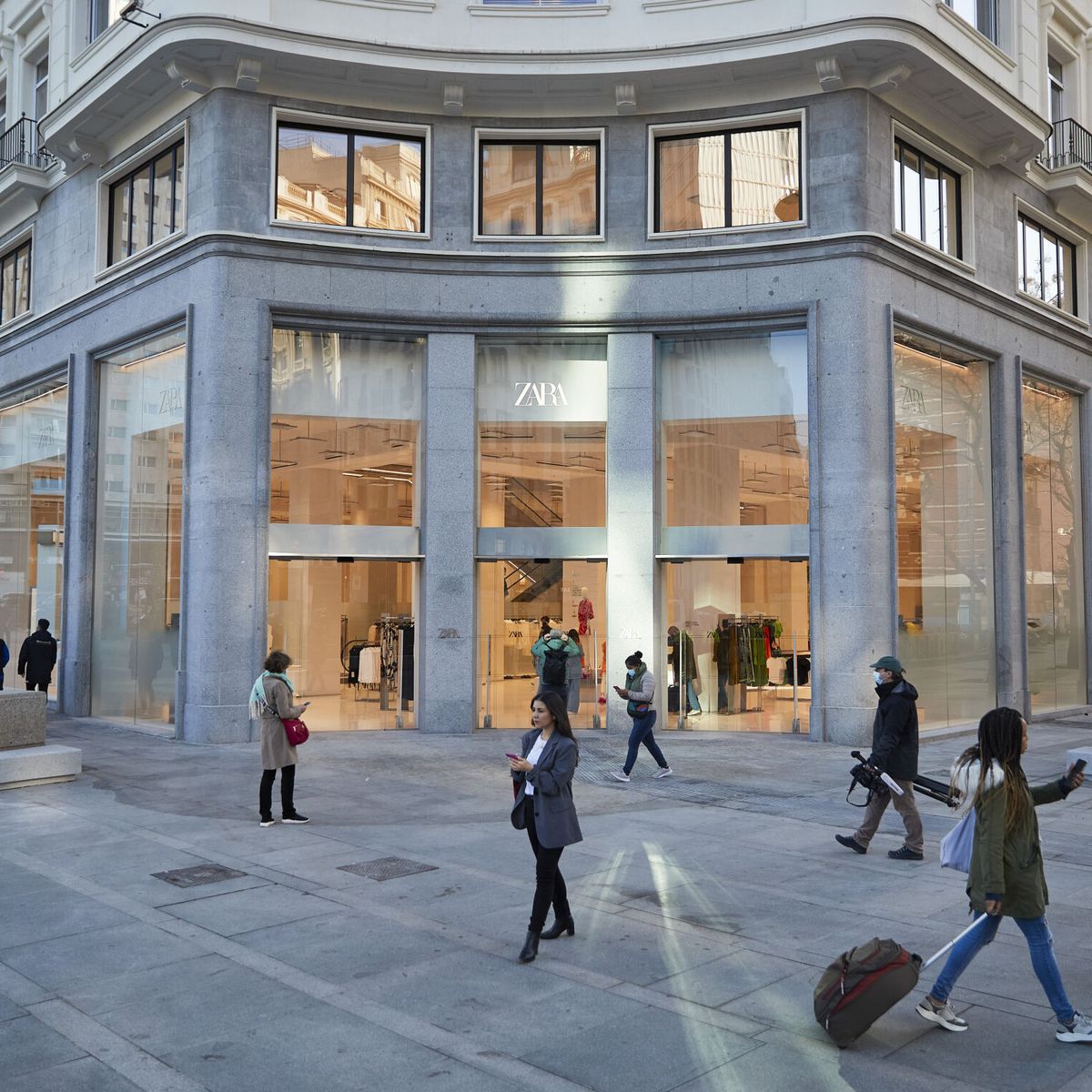 9.000 m² 250 empleados: Inditex ensaya en Plaza de España su tienda futuro
