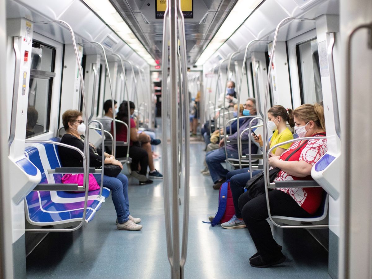 Foto: Pasajeros con mascarilla en el Metro de Barcelona. (EFE)