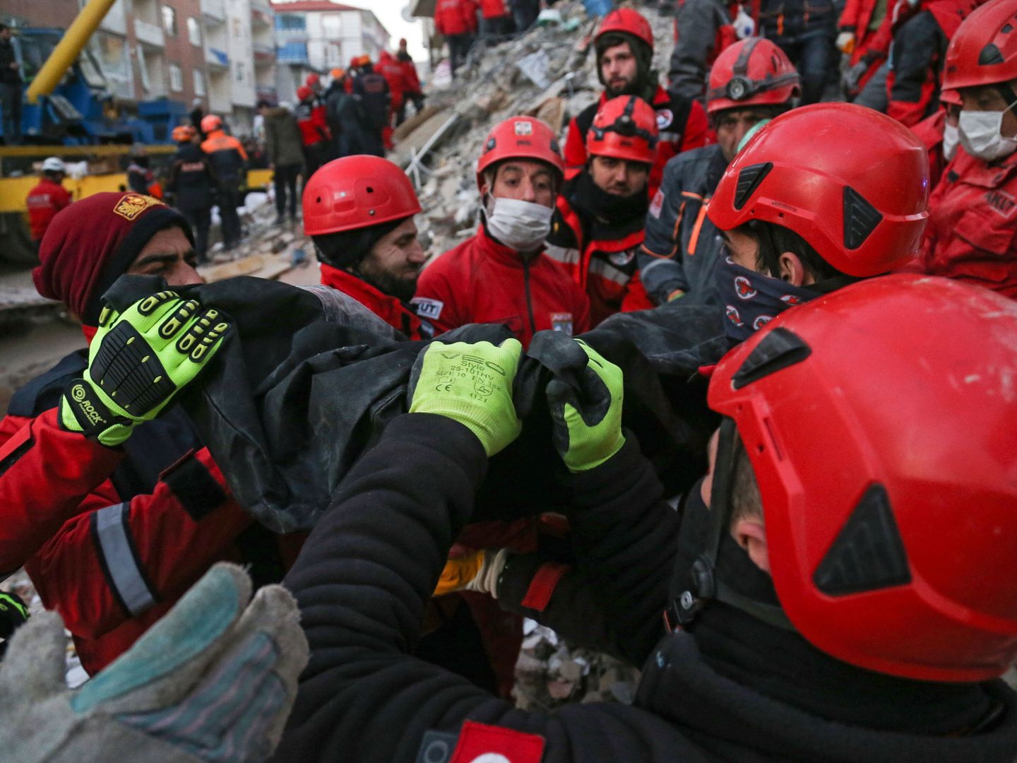 Bomberos trabajando en la zona del terremoto. (Reuters)