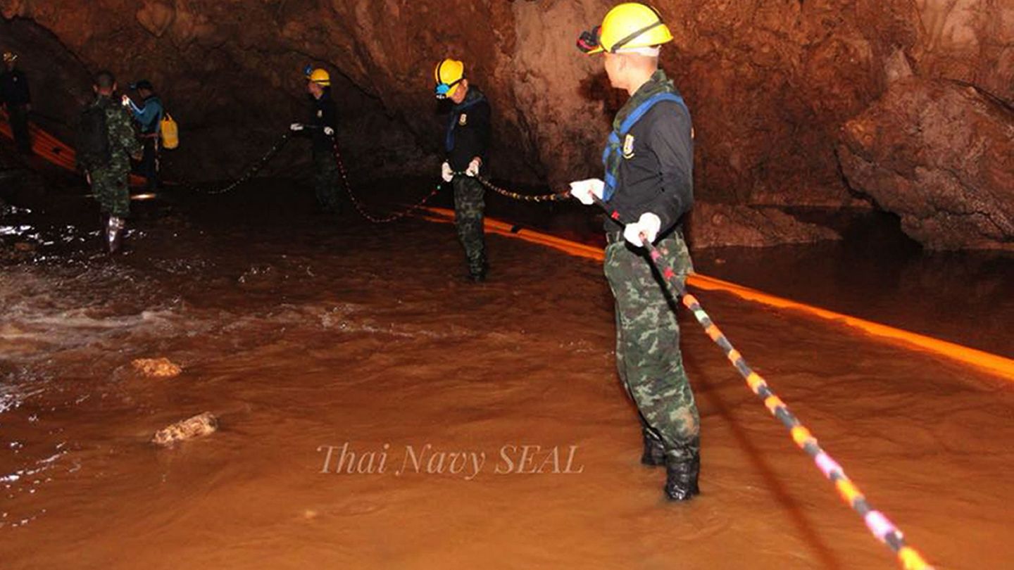 Fotografía cedida por la marina tailandesa que muestra personal militar tailandés dentro de la cueva. (EFE)