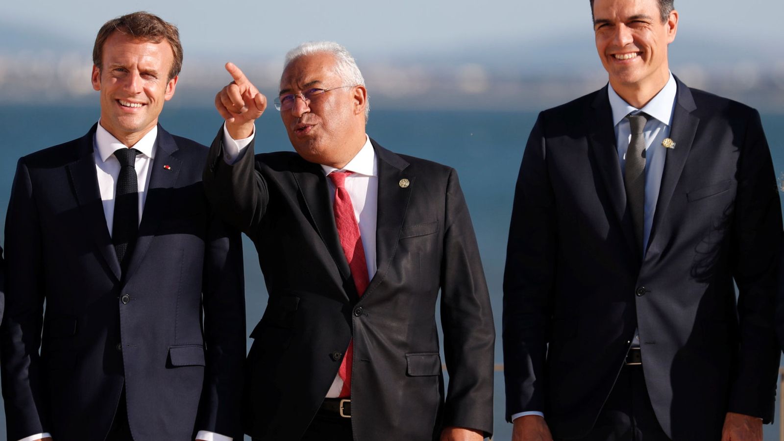Foto: Sánchez, con Macron y el 'premier' portugués, António Costa, este viernes en la Cumbre de Interconexiones Energéticas, en Lisboa. (Reuters)