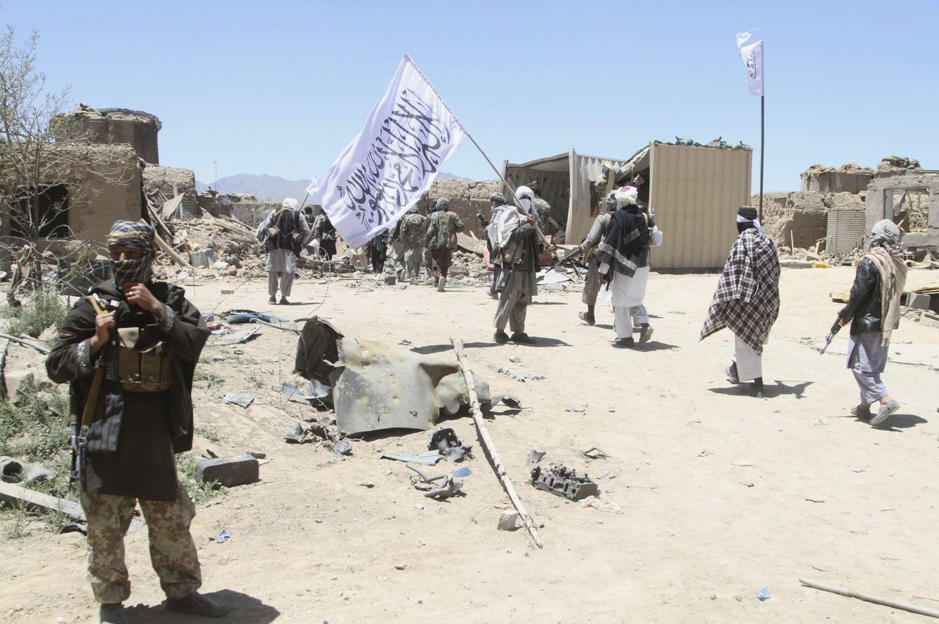 Un grupo de talibanes montan guardia después de haber tomado el control del distrito de Waghaz en la provincia de Ghazni, el 26 de mayo de 2017. (EFE)