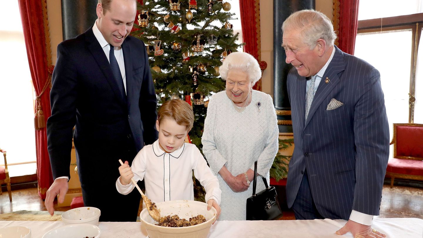 La reina, el príncipe Guillermo, el príncipe de Gales y el pequeño George, esta Navidad en Buckingham. (EFE)