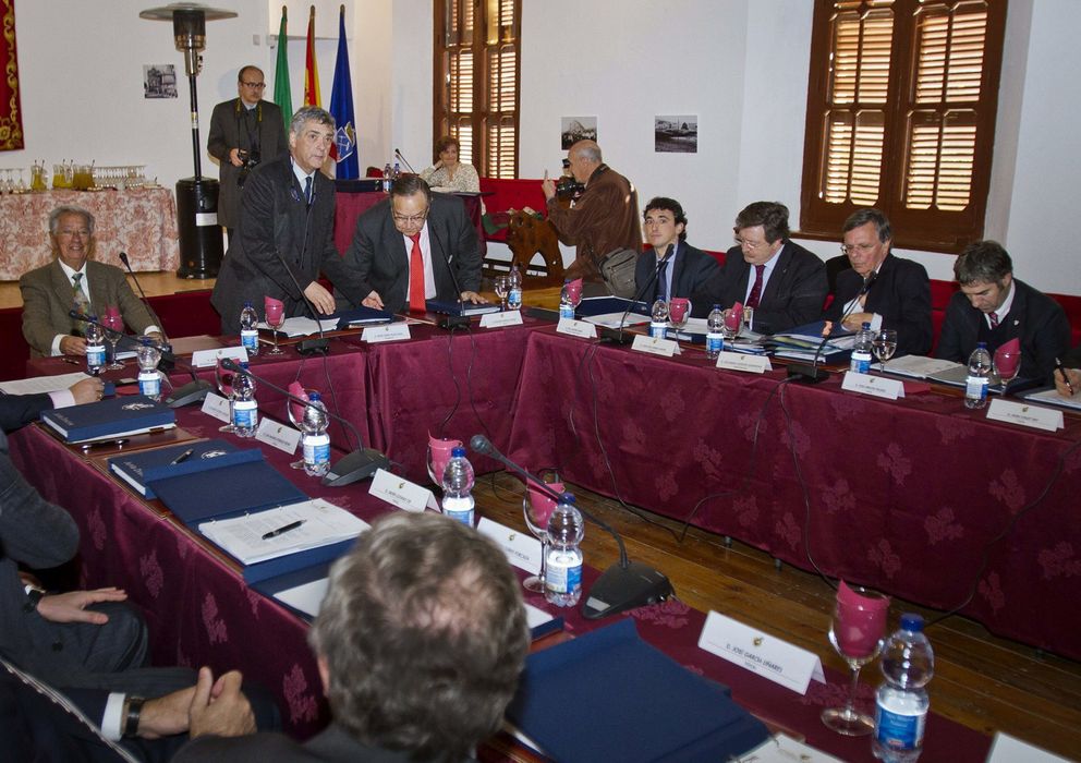 Foto: Ángel María Villar preside una reunión de la Federación Española de Fútbol. (EFE)