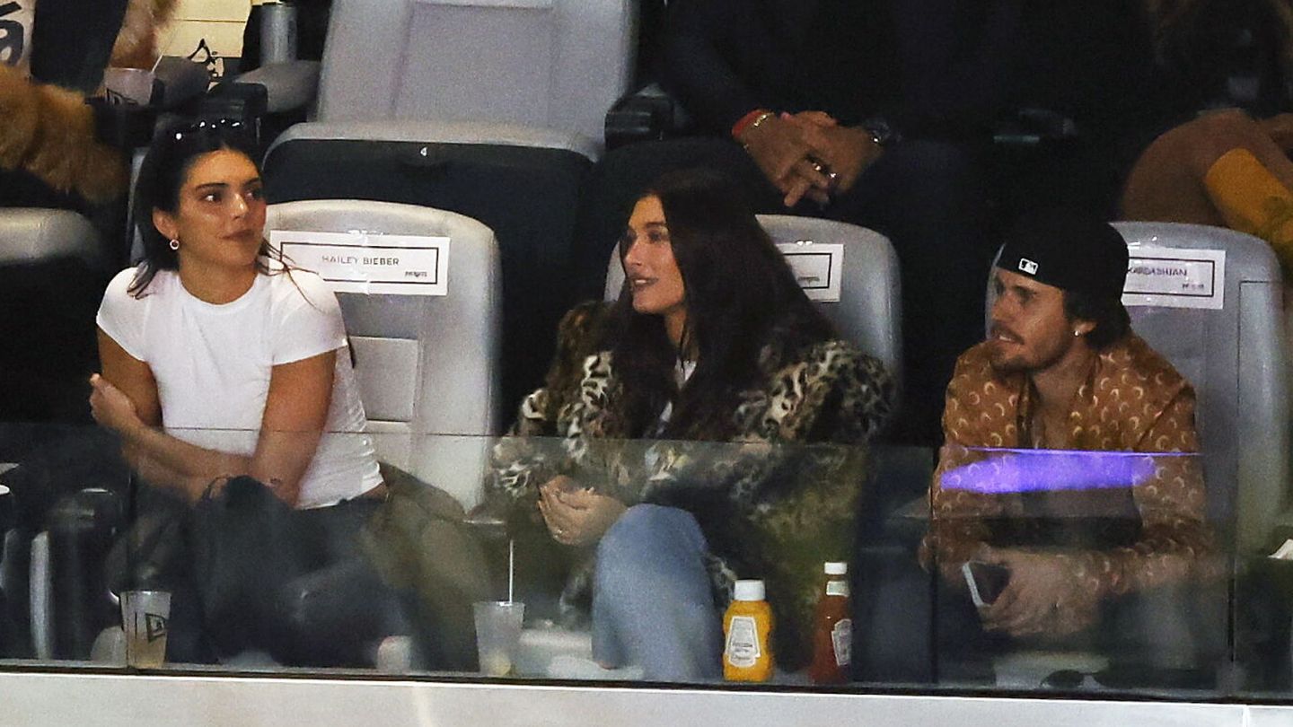 Kendall Jenner, junto a Justin y Hailey Bieber en la Super Bowl. (EFE/EPA/Caroline Brehman)