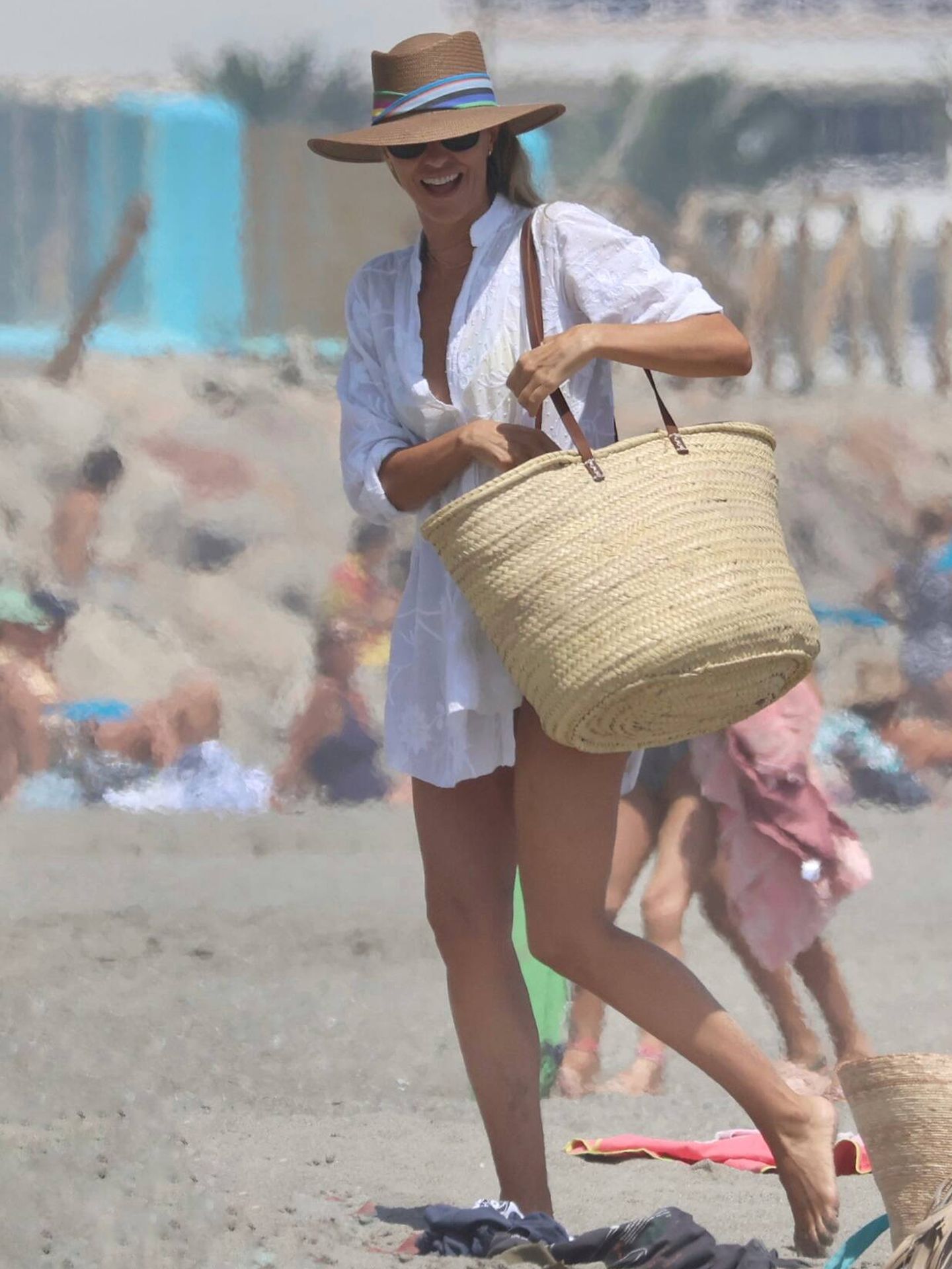 Laura Vecino se marcha de la playa de Sotogrande con un look veraniego. (Agencias)