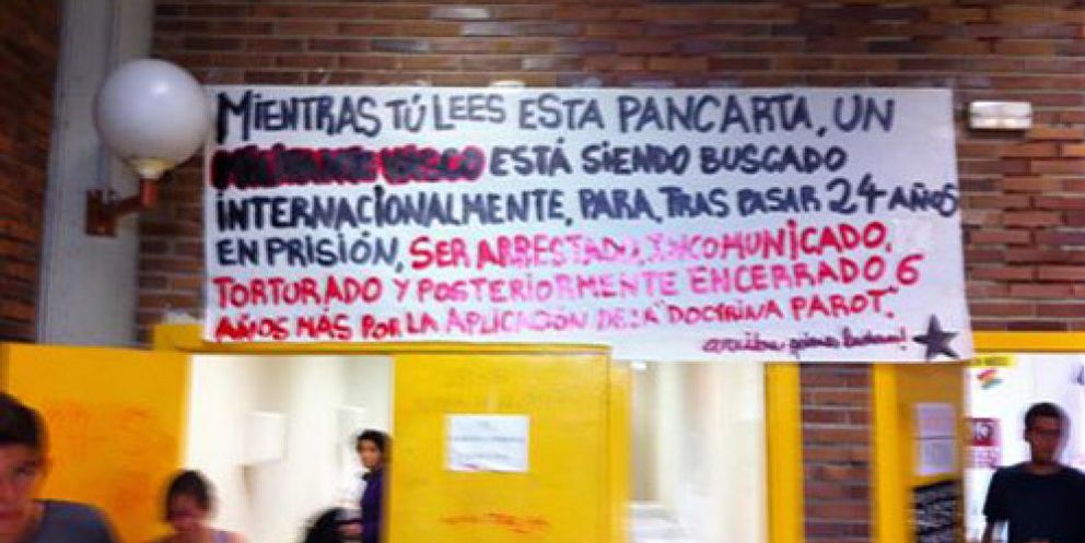 Foto: Estudiantes de la Facultad de Políticas de Madrid cuelgan una pancarta en apoyo a Troitiño