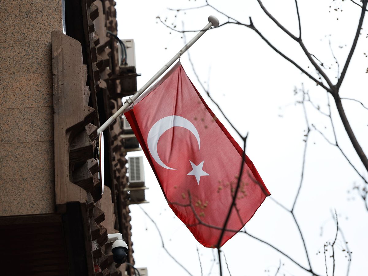 Foto: Bandera de Turquía ondeando a media hasta. (EFE/Chema Moya)