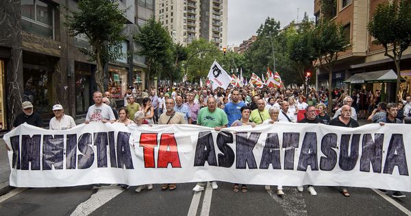Foto: Pancarta de cabeza de la manifestación a favor de la amnistía de los presos de ETA. (EFE)