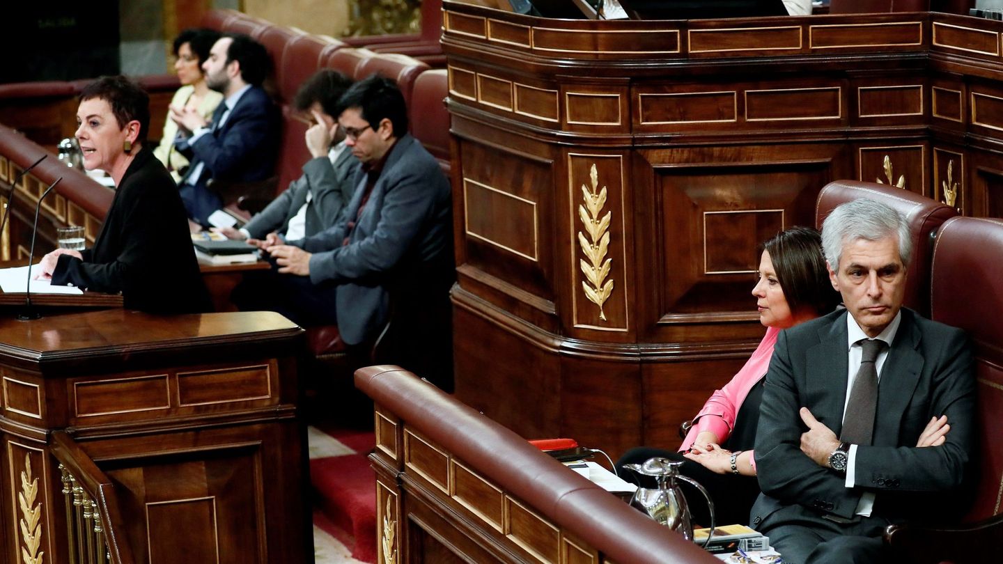 El miembro de la Mesa del Congreso Adolfo Suárez Illana, del PP, se gira en su escaño, durante la intervención de la portavoz de EH Bildu en el Congreso. (EFE)