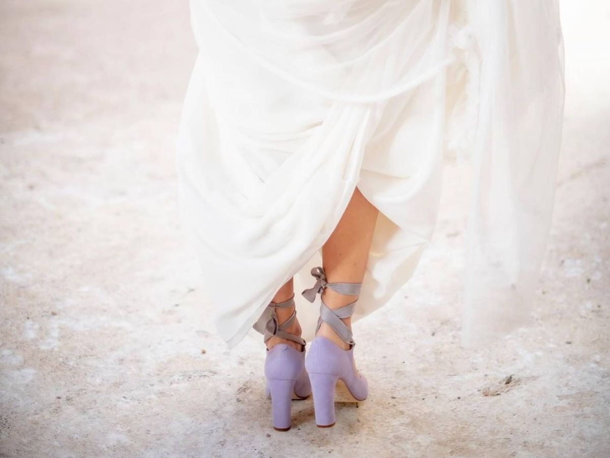 Foto: Unos zapatos de tacón en lila de Ana Polo. (Instagram/ @limbelaweddingplanner)