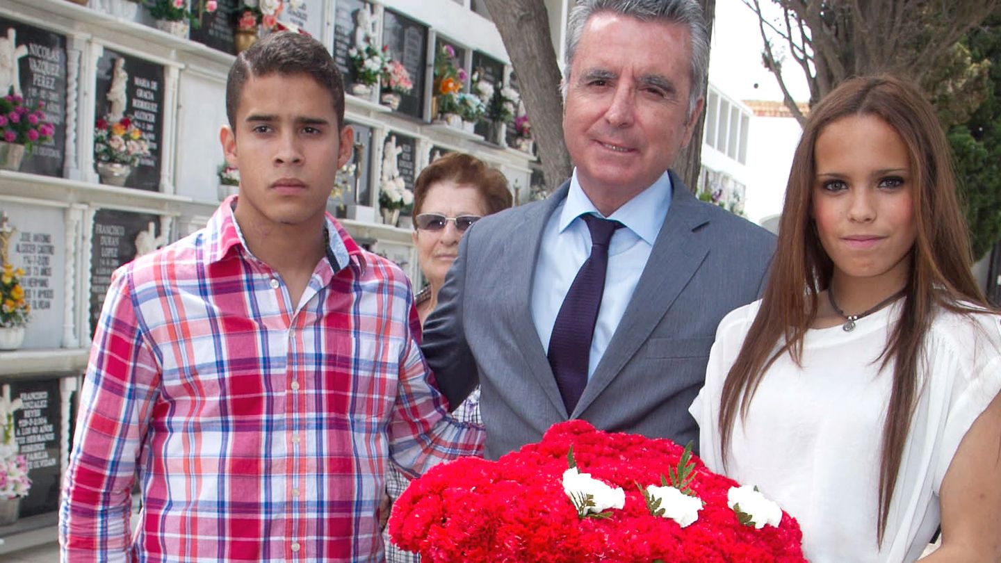 Ortega Cano junto a sus hijos visitando la tumba de Rocío Jurado en 2012 (I.C.)