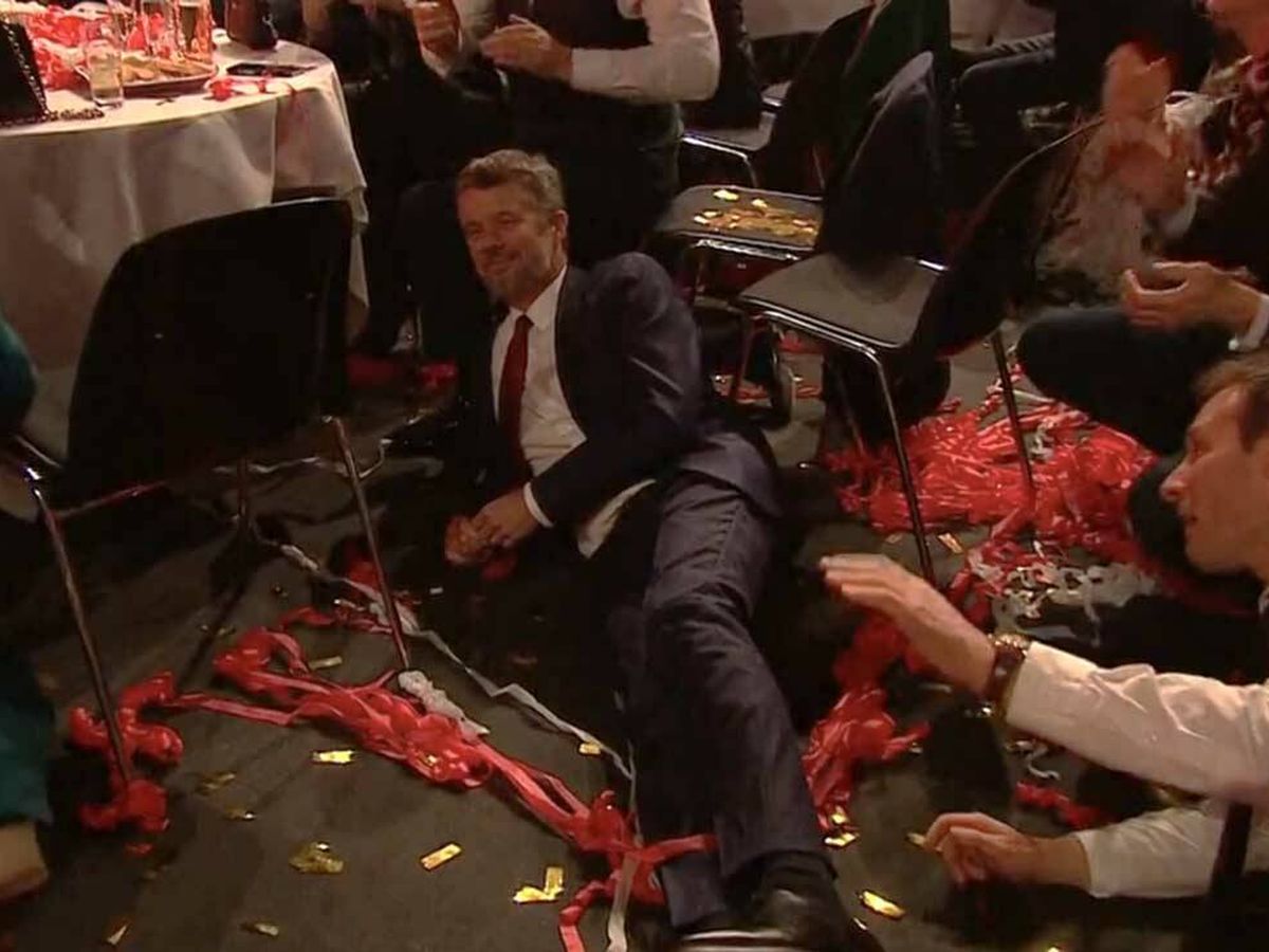 Foto: Federico de Dinamarca, tirado en el suelo durante una gala deportiva. (Imagen: captura de pantalla del vídeo de DR1)