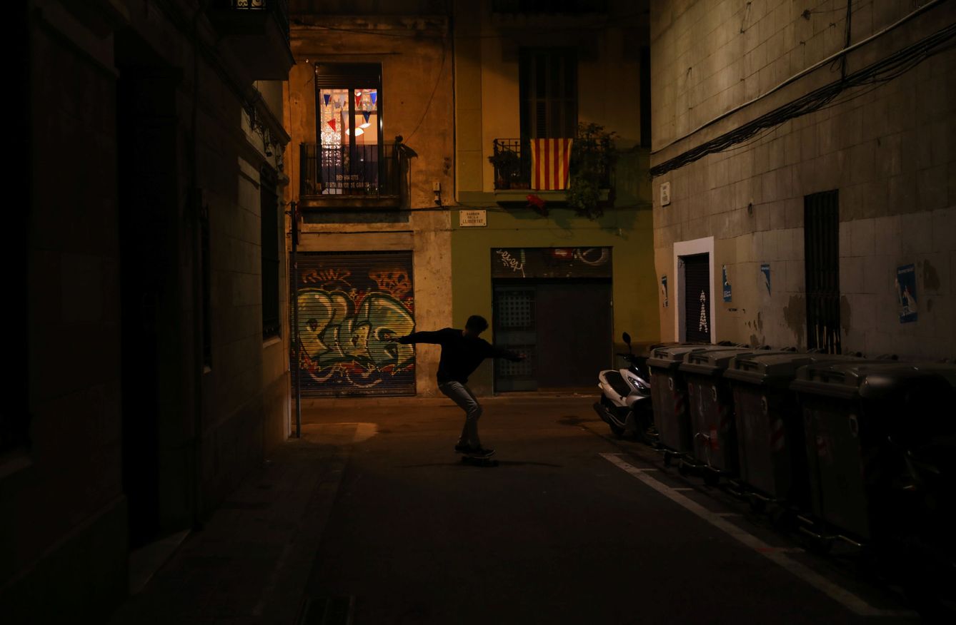 Un joven, patinando en las calles de Barcelona. (Reuters)