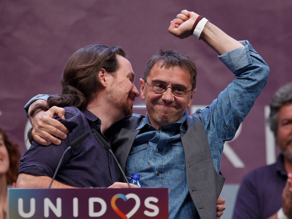 Foto: Juan Carlos Monedero se abraza a Pablo Iglesias en el acto de cierre de las elecciones generales de junio de 2016. (Getty/Pablo Blázquez)