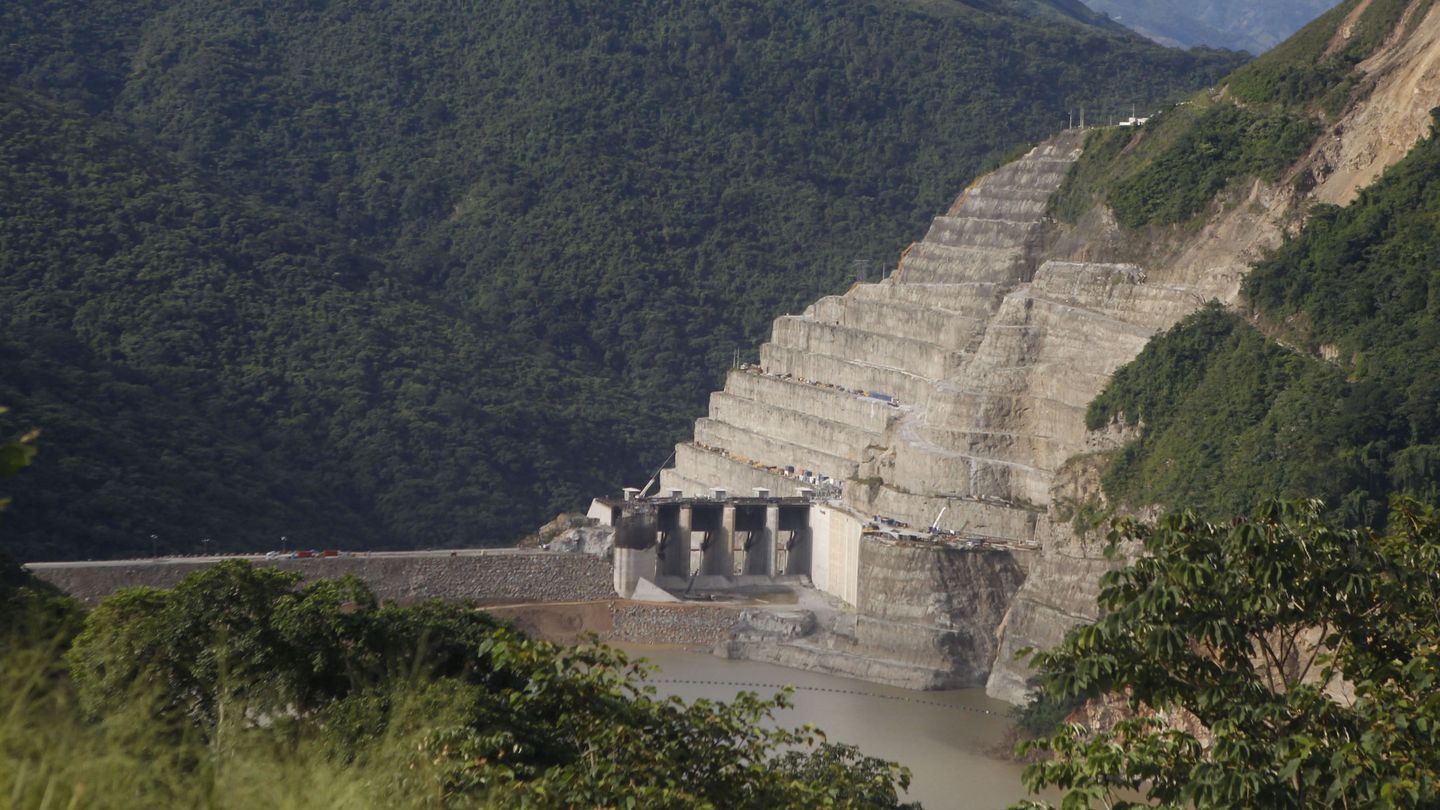 Foto de archivo de una central hidroeléctrica en Colombia. (EFE)