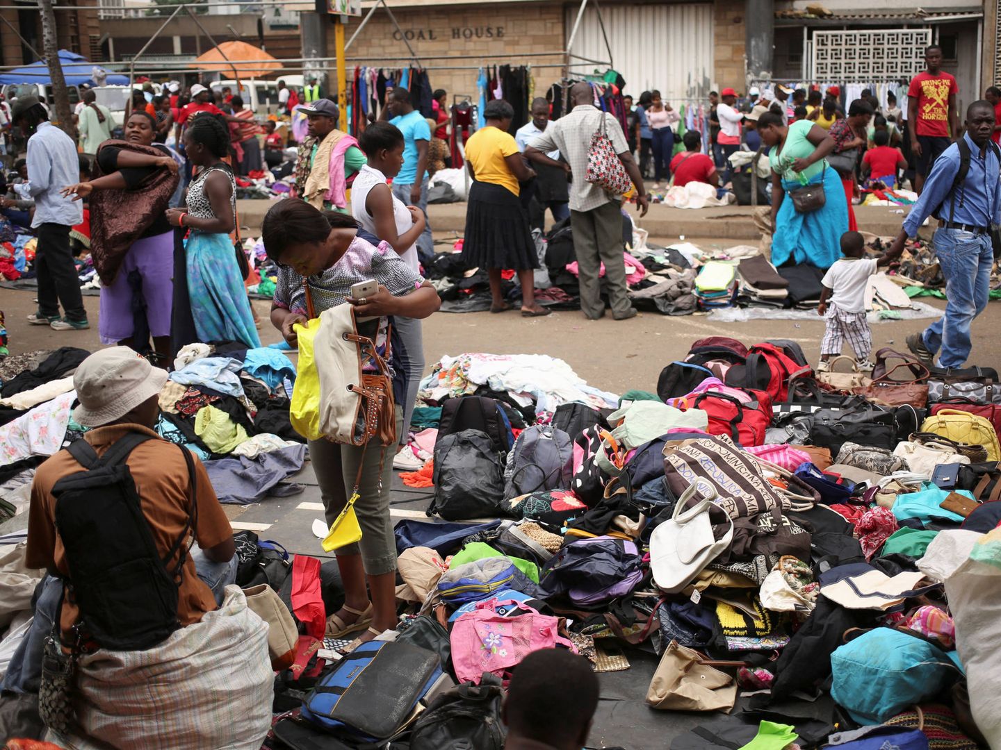 Un mercado de ropa usada y bolsas en Harare, Zimbabue, en noviembre de 2017. (Reuters)
