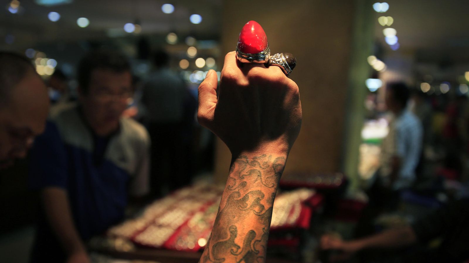 Foto: Un hombre muestra un anillo fabricado con gemas en el Jakarta Gemstone Centre, en Jakarta, en septiembre de 2014 (Reuters). 