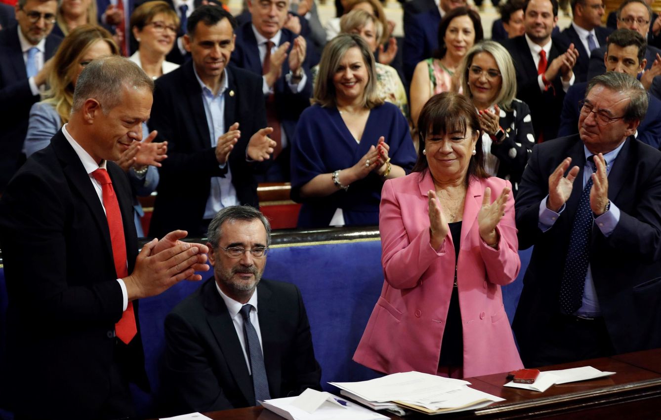 Los senadores socialistas aplauden a Manuel Cruz. (EFE)