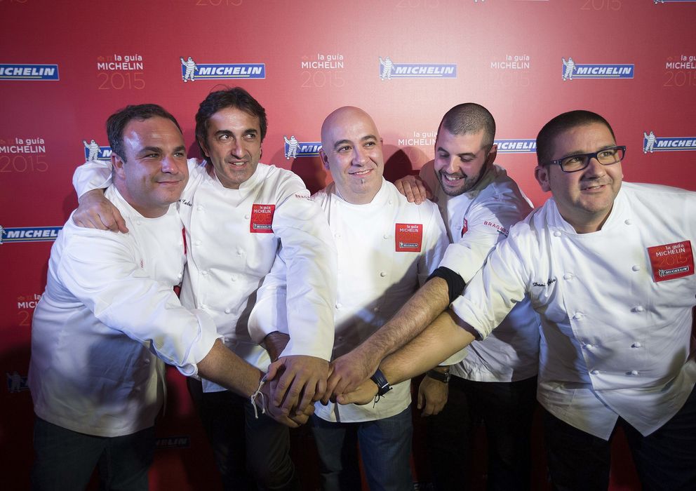Foto: El chef Ángel León (izquierda) posa con sus compañeros José Carlos García, Diego del Río, Jaume Puigdengolas y Dani García (EFE)