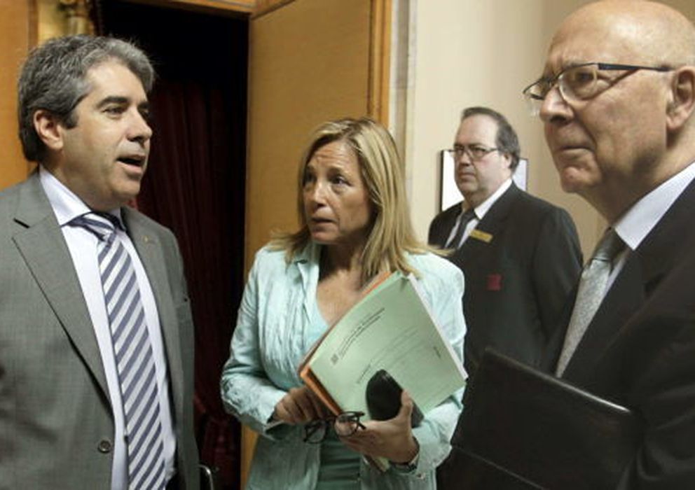 Foto: La vicepresidenta de la Generalitat, Joana Ortega, en el centro.