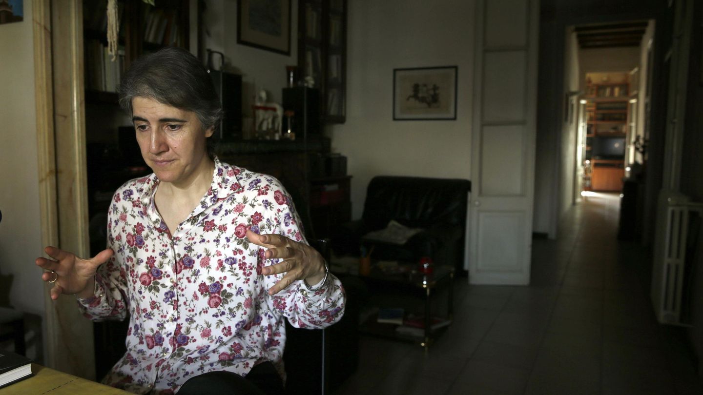 Teresa Forcades, en el salón de la casa de su madre. (EFE)