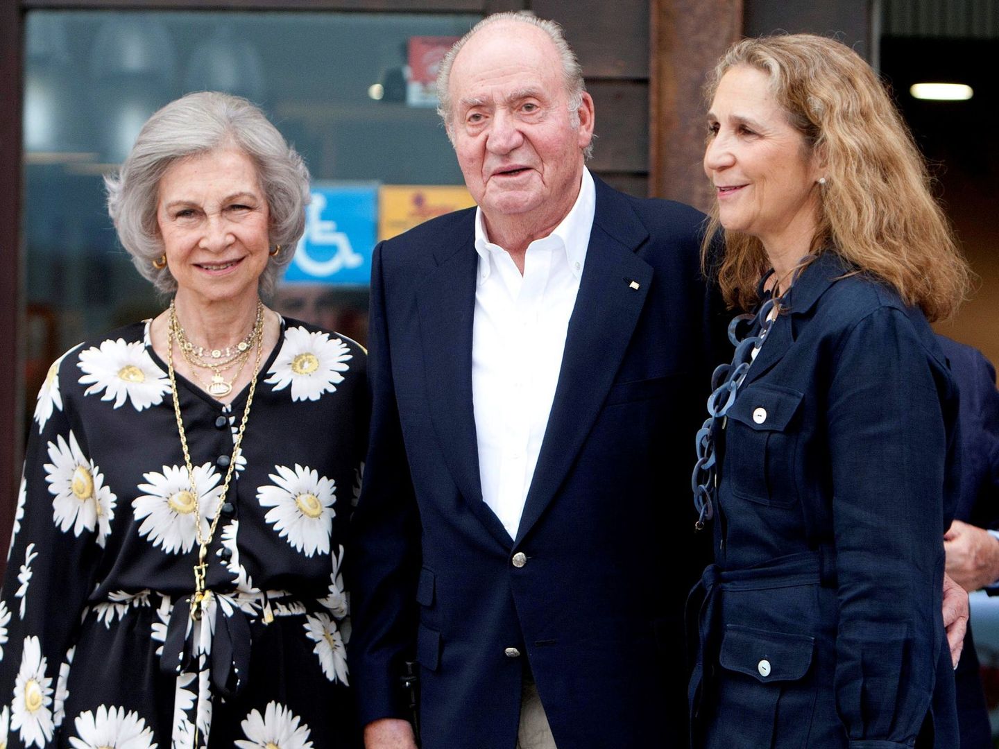 El rey Juan Carlos, la reina Sofía y la infanta Elena, en Sanxenxo. (EFE)