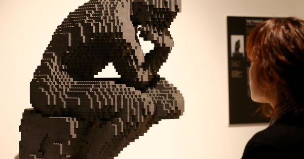 Foto: Una réplica del Pensador de Rodin hecha con LEGO (EFE)