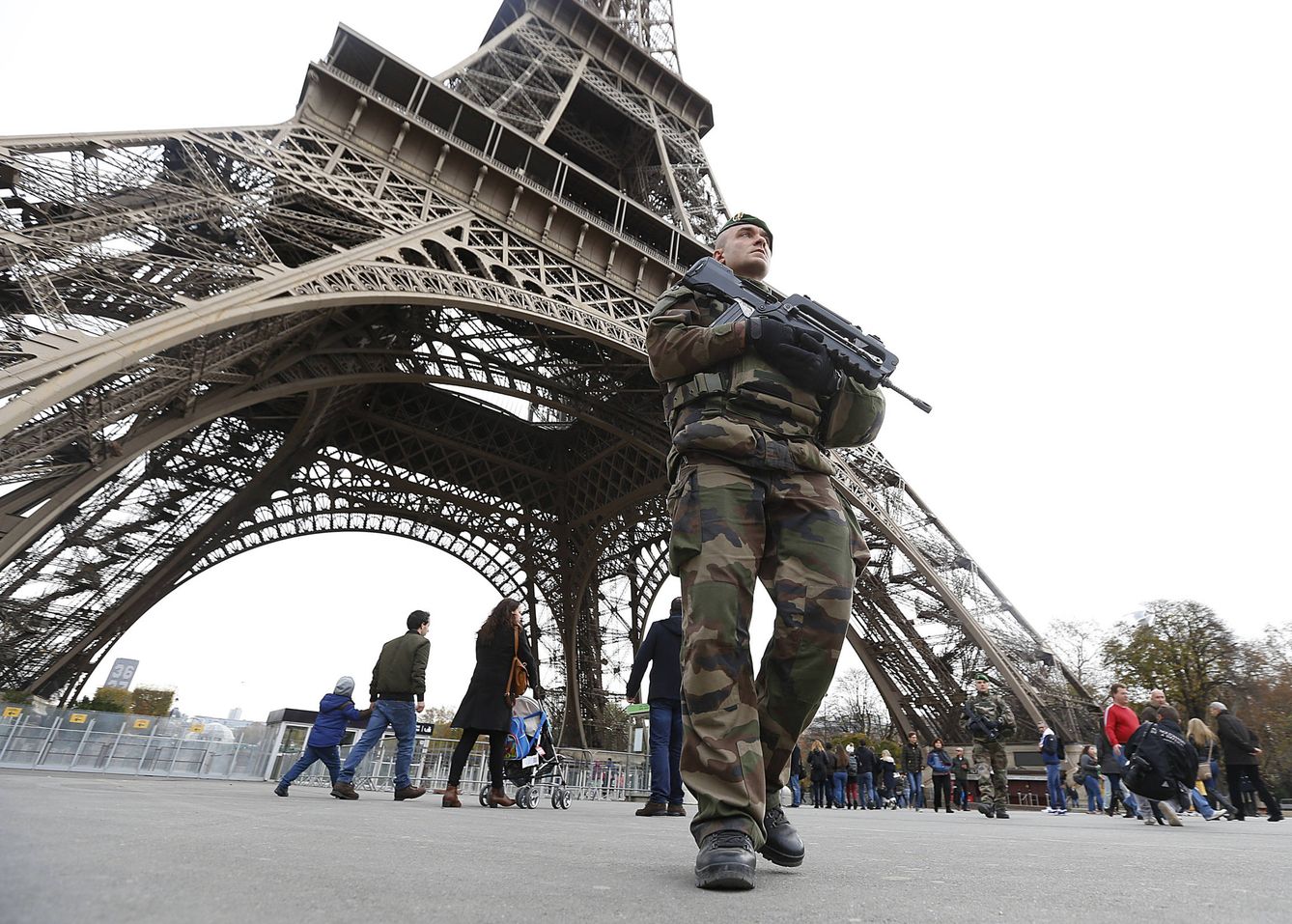 Un militar francés patrulla ante la torre Eiffel el día después de los ataques de París (Reuters).
