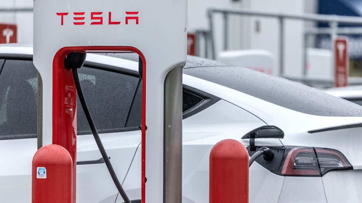 Tesla y su regalo de Año Nuevo: recarga gratuita para los coches eléctricos de otras marcas