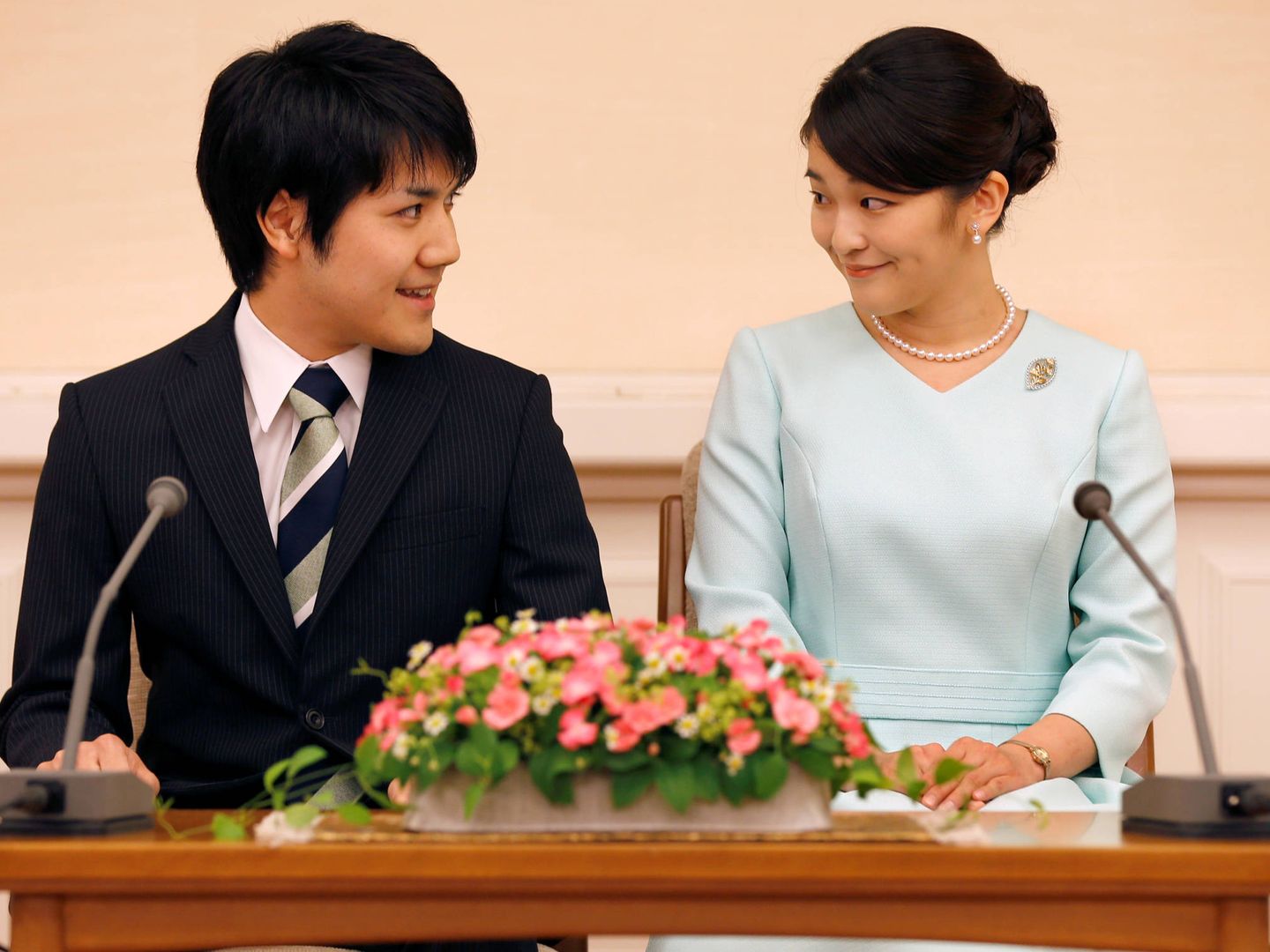 Mako, con su prometido, Kei Komuro. (Reuters)
