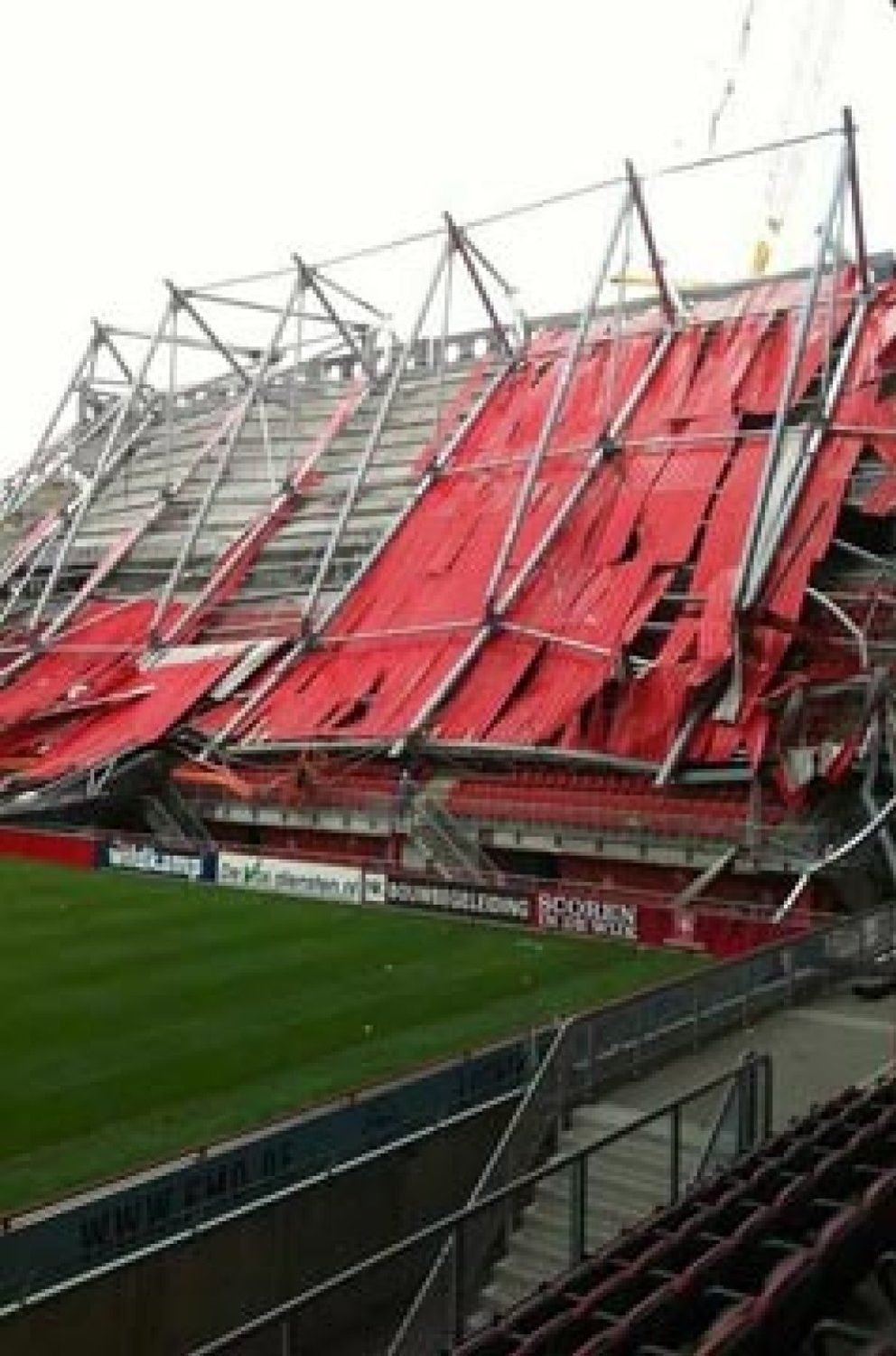 Foto: Un muerto y catorce heridos al derrumbarse una parte del estadio del Twente holandés