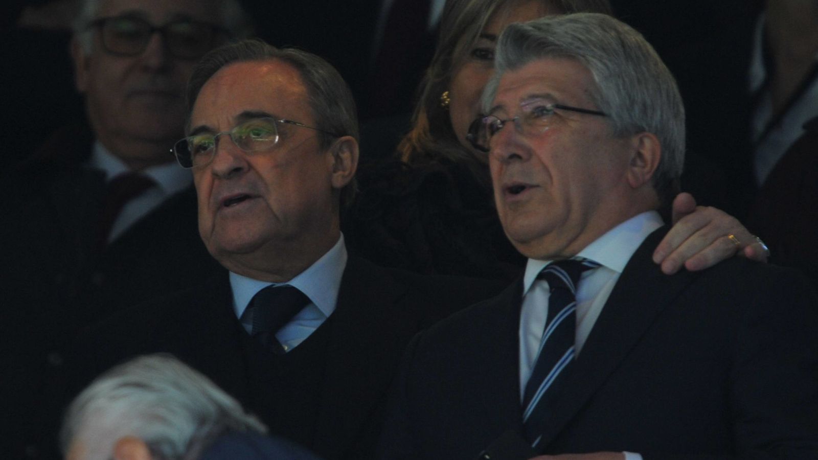 Foto: Florentino, junto a Cerezo, en el derbi del sábado en el Bernabéu. (Cordon Press)
