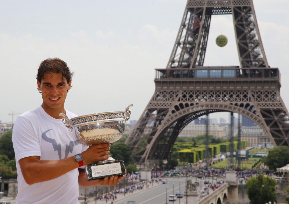 Foto: Rafa Nadal posando feliz junto a su noveno Roland Garros.