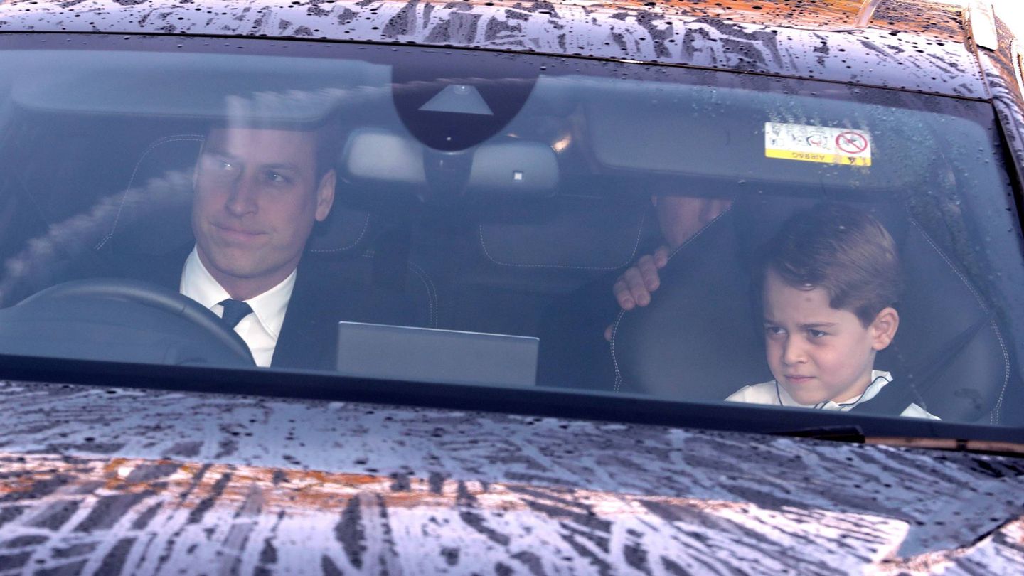 El príncipe Guillermo y su hijo George llegan al palacio de Buckingham para el almuerzo de Navidad. (Cordon Press)