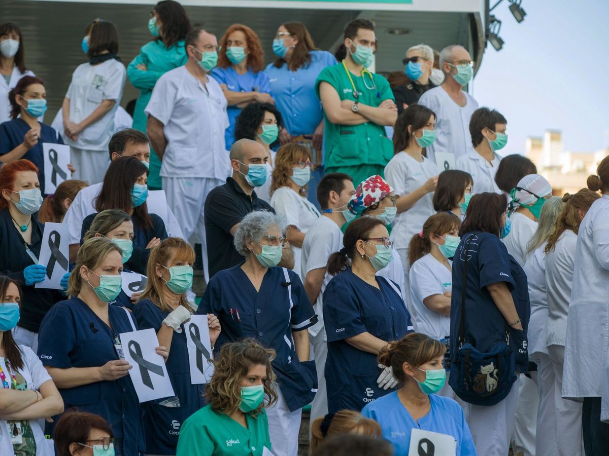 Foto: Personal sanitario del Hospital Miguel Servet de Zaragoza este miércoles. (Efe)