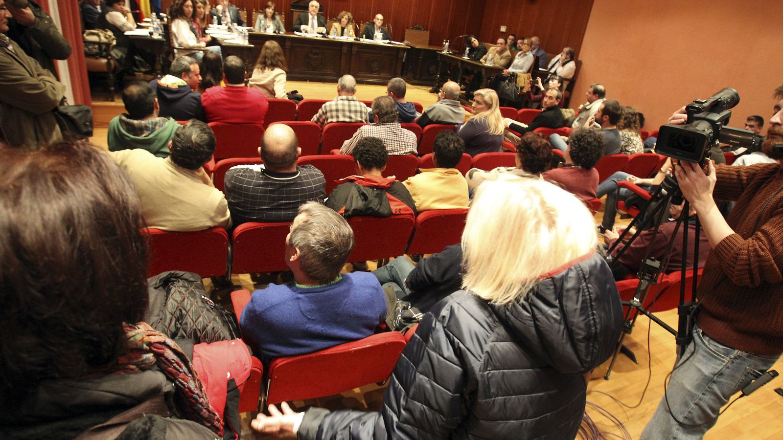 Foto: Varios vecinos piden información en un pleno del ayuntamiento de Manzanares. (Efe)