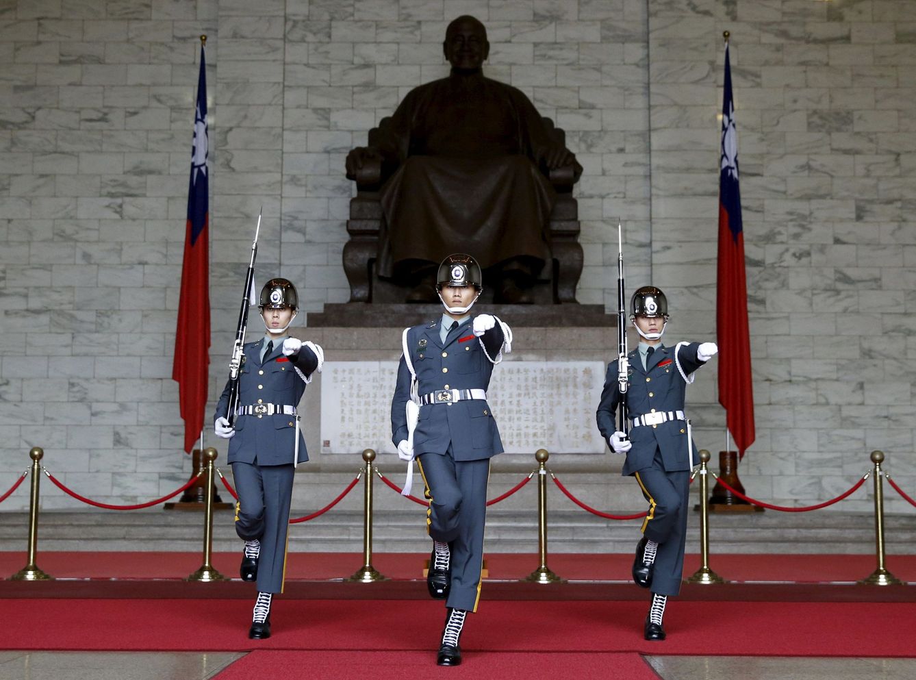 Guardias desfilando frente a una estatua de Chiang Kai-shek en el memorial al antiguo líder taiwanés en Taipei. (Reuters)