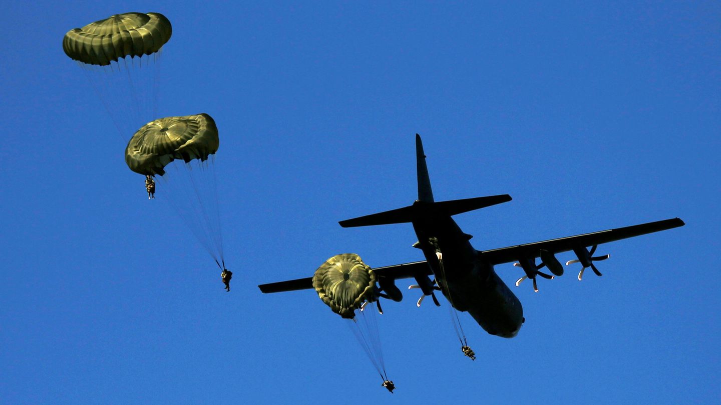 Paracaidistas británicos saltando de un C-130. (Foto: Reuters)