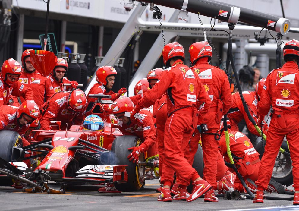 Foto: Alonso, durante un 'pit stop' en el GP de Alemania. (Reuters)