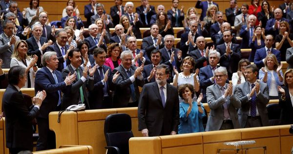 Foto: El presidente del Ejecutivo, Mariano Rajoy (abajo - 2i), es aplaudido por los miembros del grupo parlamentario popular, al término de su intervención. (EFE)