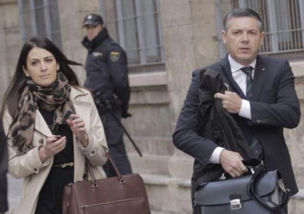 Foto: Los abogados José Carvajal y María del Carmen Jiménez, a su llegada el 8 de febrero a la declaración de la Infanta