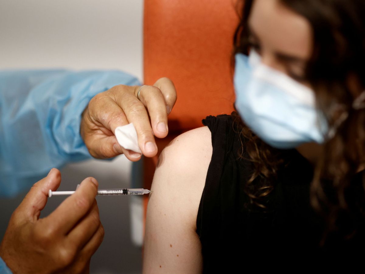 Foto: Vacunación con Pfizer. (Reuters)