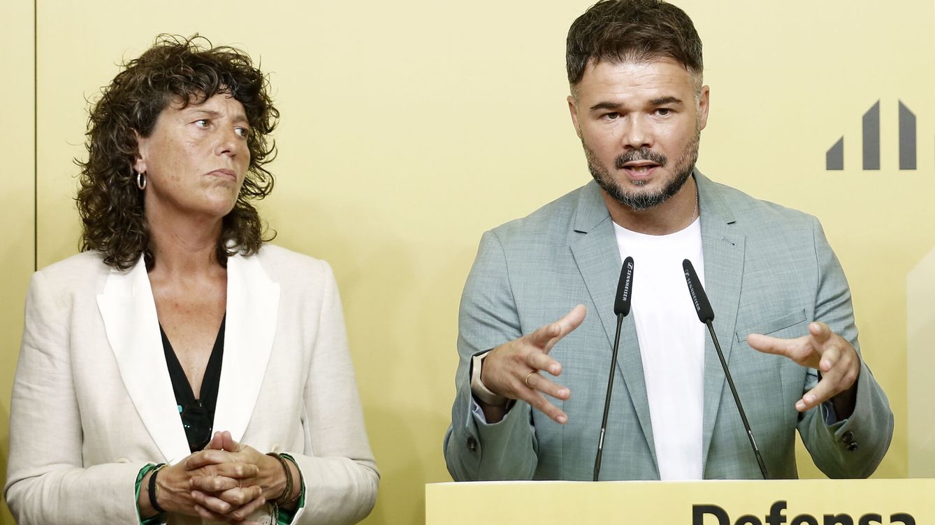 Foto: El candidato de ERC al Congreso, Gabriel Rufián (d) junto a la número dos, Teresa Jordà, durante un acto en la sede de los republicanos. (EFE/Andreu Dalmau)
