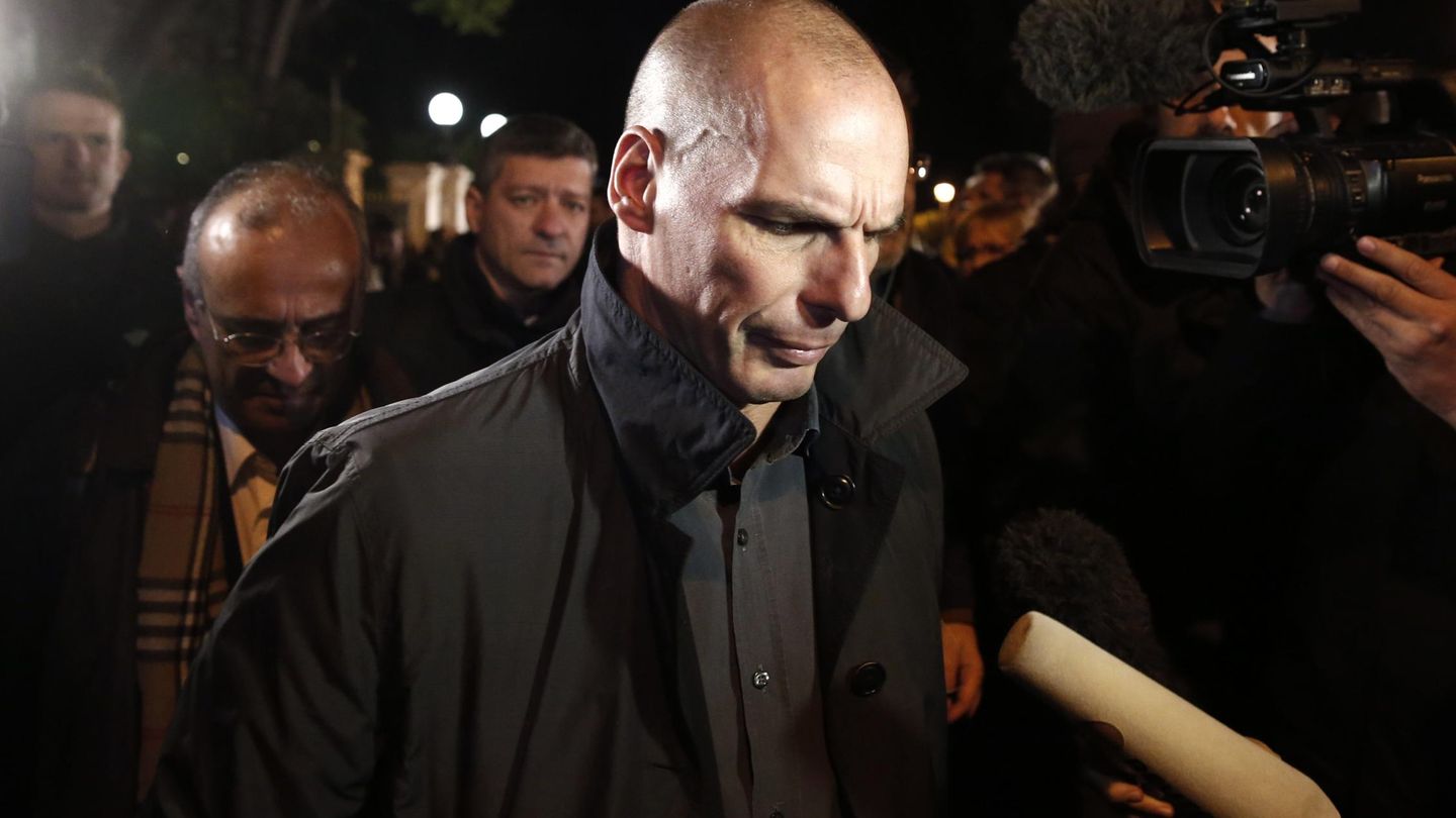 El nuevo ministro griego de Finanzas, Varoufakis, se dirige a los periodistas tras su toma de posesión en Atenas (Reuters).
