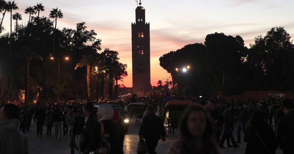 Foto: Vista noctura de la plaza de Djemaa el-Fna, la principal zona turística de Marrakech. (Reuters)